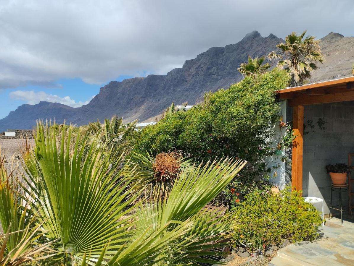 Beautiful Small Bungalow, Amazing Views And Garden Famara Ngoại thất bức ảnh