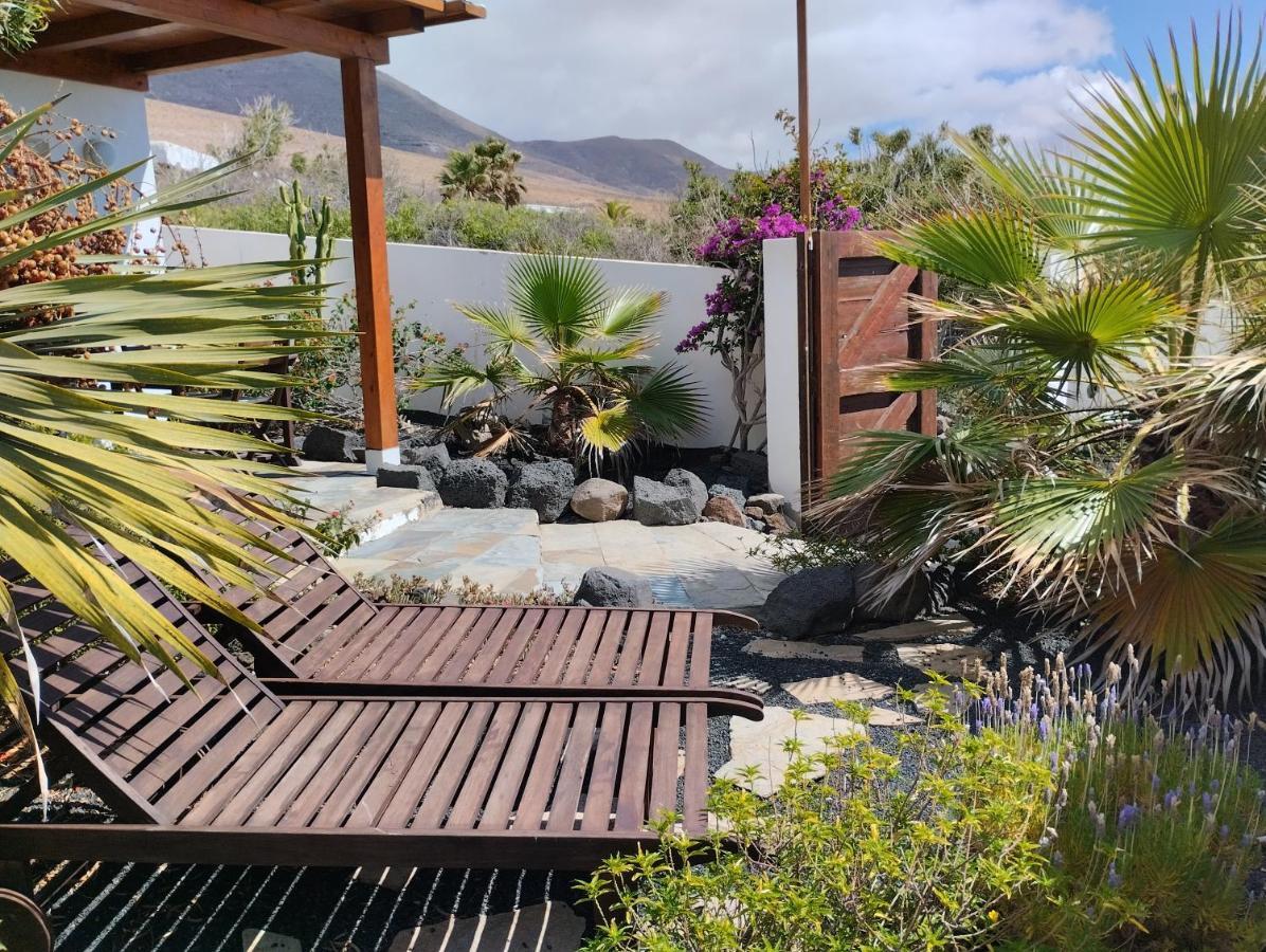 Beautiful Small Bungalow, Amazing Views And Garden Famara Ngoại thất bức ảnh